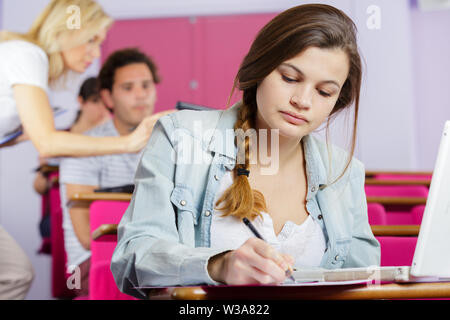 Un paio di giovani adulti sul seminario Foto Stock