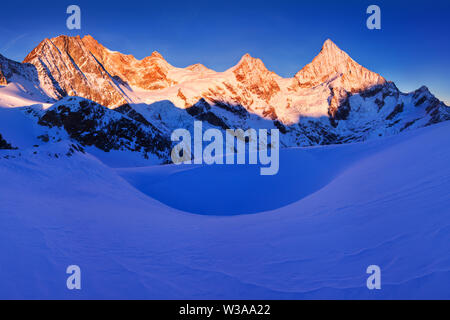 Vista del paesaggio innevato con le montagne Dent Blanche e Weisshorn nelle Alpi svizzere vicino a Zermatt. Panorama del Weisshorn Foto Stock