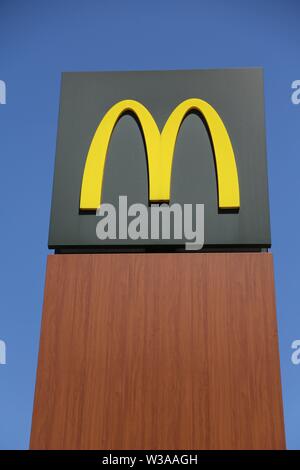 La Georgia, Tbilisi-CIRCA NEL MAGGIO 2019--il segnale del Mc Donald ristorante Foto Stock