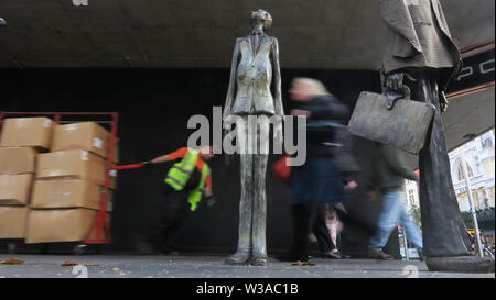 Melbourne Australia : " Tre uomini di affari che hanno portato il proprio pranzo: Batman, Swanston e Hoddle" Scultura in Swanston Street. Foto Stock