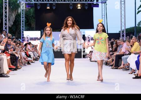 Malaga, Spagna. 14 Luglio, 2019. Global dono fashion show con Eva Longoria, Gary Dourdan di CSI, Lana Carrillo, Victorio e Luquino e Maria Bravo a Marbella, 14 luglio 2019 Credit: CORDON PREMERE/Alamy Live News Foto Stock