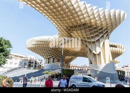 Siviglia, Spagna - 3 Settembre 2015: Il Metropol Parasol architettura moderna struttura nella Plaza de la Encarnación Foto Stock