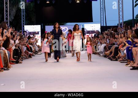 Malaga, Spagna. 14 Luglio, 2019. Global dono fashion show con Eva Longoria, Gary Dourdan di CSI, Lana Carrillo, Victorio e Luquino e Maria Bravo a Marbella, 14 luglio 2019 Credit: CORDON PREMERE/Alamy Live News Foto Stock