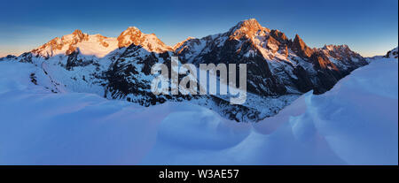 Monte Bianco di Courmayeur, Val Veny, e le piste da sci del comprensorio sciistico Courmayeur. Le Alpi innevate. Montagne innevate. Stazione sciistica in Valle d'Aosta Foto Stock