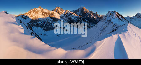 Monte Bianco di Courmayeur, Val Veny, e le piste da sci del comprensorio sciistico Courmayeur. Le Alpi innevate. Montagne innevate. Stazione sciistica in Valle d'Aosta Foto Stock