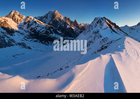 Monte Bianco di Courmayeur, Val Veny, e le piste da sci del comprensorio sciistico Courmayeur. Le Alpi innevate. Montagne innevate. Stazione sciistica in Valle d'Aosta Foto Stock