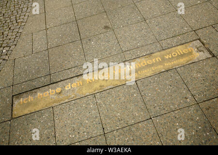 Placca in Wilhelmstrasse, Berlino, Germania, commemorando Georg Elser che hanno tentato di assassinare Adolf Hitler nel novembre 1939. Foto Stock