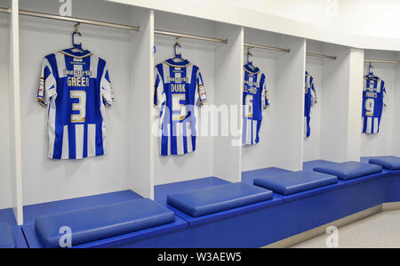 Spogliatoio all'American Express Community Stadium, sede della squadra di calcio di Brighton e Hove Albion, East Sussex, Regno Unito. Foto Stock