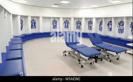 Spogliatoio all'American Express Community Stadium, sede della squadra di calcio di Brighton e Hove Albion, East Sussex, Regno Unito. Foto Stock