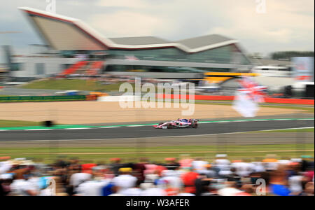 Punto racing driver passeggiata lancia durante le qualifiche per il Gran Premio di Gran Bretagna a Silverstone, Towcester. Foto Stock