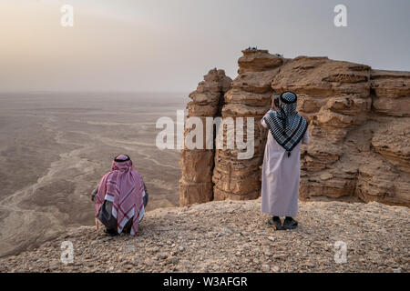 Due uomini in abiti tradizionali a bordo del mondo vicino a Riyadh in Arabia Saudita Foto Stock