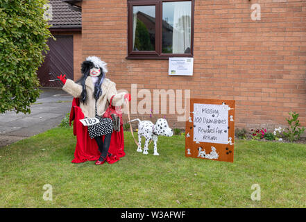 Una mostra a Garstang Spaventapasseri Festival. Cruella De Vil e un cane dalmata Foto Stock