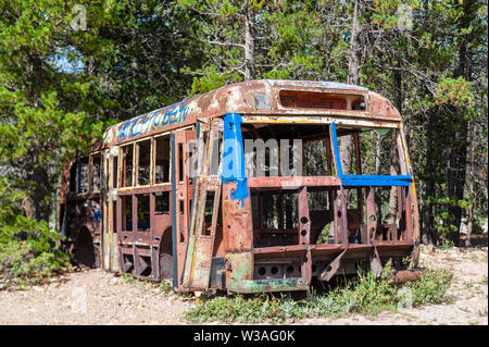 Impressione di un Bus abbandonati, vicino al lago di fango, nel vincity di Nederland, Colorado, vicino alle Montagne Rocciose Foto Stock