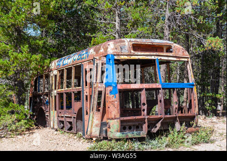 Impressione di un Bus abbandonati, vicino al lago di fango, nel vincity di Nederland, Colorado, vicino alle Montagne Rocciose Foto Stock