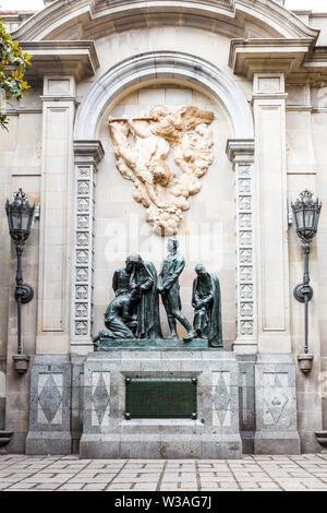 Barcellona, Spain-September 5° 2015: Monumento agli Eroi di 1809 (monumento als Herois del 1809). Esso si trova al di fuori dalla cattedrale di Barcellona nel Foto Stock