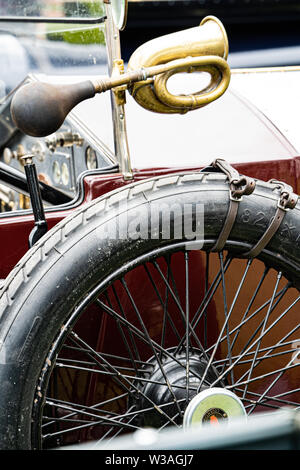 Close up di un'auto d'epoca con un ricambio ruota a raggi e avvisatore acustico auto classiche a Oakamoor Hill Climb, 13 luglio 2019, Oakamoor, Staffordshire, Regno Unito Foto Stock