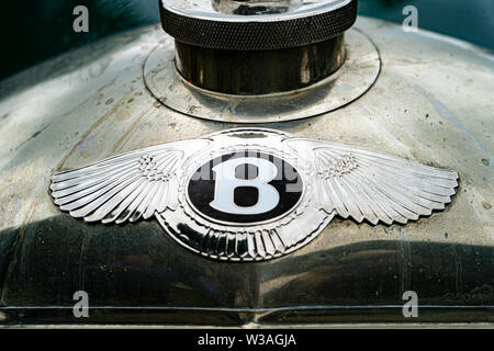 Vintage Bentley bocchettone di riempimento del radiatore e badge. Automobili classiche a Oakamoor Hill Climb, 13 luglio 2019, Oakamoor, Staffordshire, Regno Unito Foto Stock