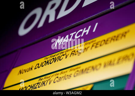 Novak Djokovic vs Roger Federer otterrà il centro azione giudiziaria in corso oggi il giorno tredici dei campionati di Wimbledon al All England Lawn Tennis e Croquet Club, Wimbledon. Foto Stock