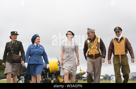 Re-enactors dagli Angeli sulla nostra ali, una seconda guerra mondiale rievocazione gruppo, durante il Flying Legends Air Show a IWM Duxford, Cambridgeshire. Foto Stock