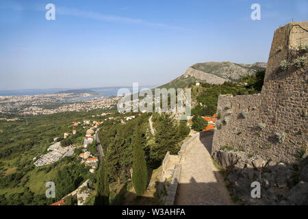 KLIS, Croazia - JUNY 12, 2019: vicino a Spalato il Klis fortezza origine come una piccola fortezza costruita da antiche tribù illiriche Dalmatae ed era un royal Foto Stock