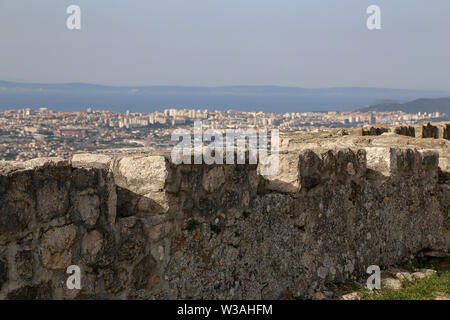 KLIS, Croazia - JUNY 12, 2019: vicino a Spalato il Klis fortezza origine come una piccola fortezza costruita da antiche tribù illiriche Dalmatae ed era un royal Foto Stock