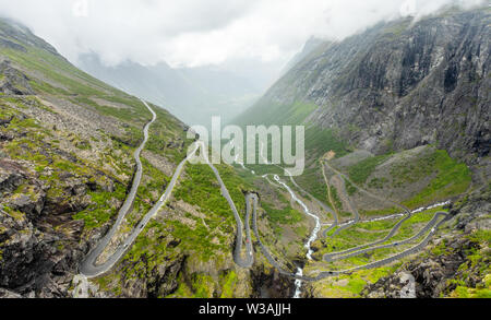 Percorso di trolles, la strada curva in tutta la montagna, Trollstigen, Rauma comune, More og Romsdal, County, Norvegia Foto Stock