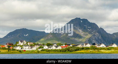 Norwegian case e villette sul lago con mountain in background, Leknes, Vestvagoy comune, Nordland county, Norvegia Foto Stock
