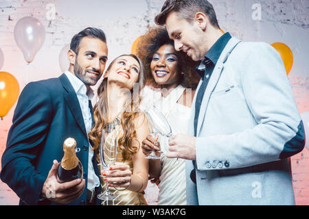 Coppie in un club ballando verso mezzanotte Foto Stock