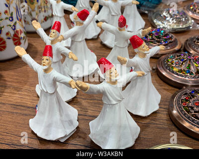 Figure di porcellana del Turco ballerini folk, un tradizionale "ufi whirling' danza con la mediazione. Bel regalo in un negozio di souvenir della Turchia Foto Stock