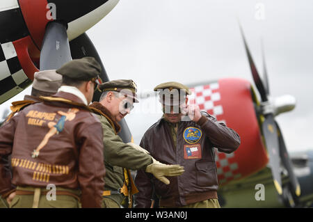 Re-enactors dagli Angeli sulla nostra ali, una seconda guerra mondiale rievocazione gruppo, durante il Flying Legends Air Show a IWM Duxford. Foto Stock