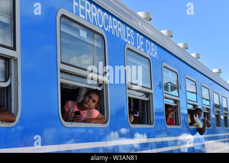 (190714) -- L'AVANA, luglio 14, 2019 (Xinhua) -- Un treno costituito interamente da cinesi i carri partono da l'Avana la stazione ferroviaria centrale in Avana, capitale di Cuba, 13 luglio 2019. Il primo treno costituito interamente da carri cinese iniziò una 14-ora, 835 km di viaggio tra Havana e Santiago de Cuba, la seconda città più grande dell'isola. Questo convoglio ha 12 carri recentemente provenienti dalla Cina, il primo dei quattro convogli per avviare il rotolamento nei prossimi giorni come parte di un programma ambizioso per l'aggiornamento del cubano sistema ferroviario. Per andare con 'Funzione: Cinese con i treni di laminazione, Cuba inizia il revamping di rai Foto Stock