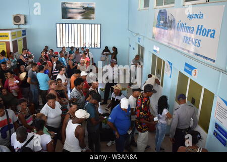 (190714) -- L'AVANA, luglio 14, 2019 (Xinhua) -- i passeggeri di acquistare i biglietti presso l'Avana la stazione ferroviaria centrale in Avana, capitale di Cuba, 13 luglio 2019. Il primo treno costituito interamente da carri cinese iniziò una 14-ora, 835 km di viaggio tra Havana e Santiago de Cuba, la seconda città più grande dell'isola. Questo convoglio ha 12 carri recentemente provenienti dalla Cina, il primo dei quattro convogli per avviare il rotolamento nei prossimi giorni come parte di un programma ambizioso per l'aggiornamento del cubano sistema ferroviario. Per andare con 'Funzione: Cinese con i treni di laminazione, Cuba inizia il revamping di sistema ferroviario' (Xinhua/Zhu Wanju Foto Stock