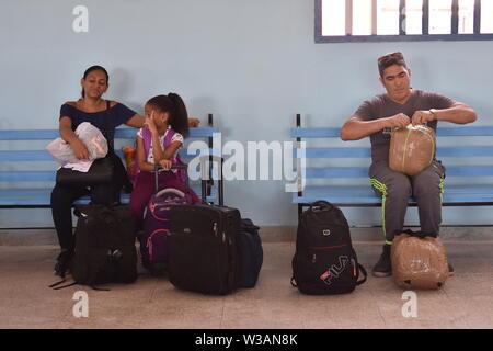 (190714) -- L'AVANA, luglio 14, 2019 (Xinhua) -- attendere i passeggeri a bordo del treno a La Habana la stazione ferroviaria centrale in Avana, capitale di Cuba, 13 luglio 2019. Il primo treno costituito interamente da carri cinese iniziò una 14-ora, 835 km di viaggio tra Havana e Santiago de Cuba, la seconda città più grande dell'isola. Questo convoglio ha 12 carri recentemente provenienti dalla Cina, il primo dei quattro convogli per avviare il rotolamento nei prossimi giorni come parte di un programma ambizioso per l'aggiornamento del cubano sistema ferroviario. Per andare con 'Funzione: Cinese con i treni di laminazione, Cuba inizia il revamping di sistema ferroviario' (Xinh Foto Stock