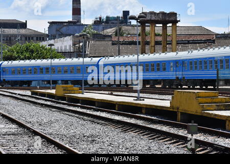 (190714) -- L'AVANA, luglio 14, 2019 (Xinhua) -- Un treno costituito interamente da carri cinesi si arresta per l'Avana la stazione ferroviaria centrale in Avana, capitale di Cuba, 13 luglio 2019. Il primo treno costituito interamente da carri cinese iniziò una 14-ora, 835 km di viaggio tra Havana e Santiago de Cuba, la seconda città più grande dell'isola. Questo convoglio ha 12 carri recentemente provenienti dalla Cina, il primo dei quattro convogli per avviare il rotolamento nei prossimi giorni come parte di un programma ambizioso per l'aggiornamento del cubano sistema ferroviario. Per andare con 'Funzione: Cinese con i treni di laminazione, Cuba inizia il revamping di stazione Foto Stock