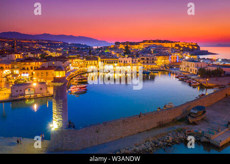 La città di Rethymno a Creta in Grecia. Vista aerea del vecchio porto veneziano. Foto Stock