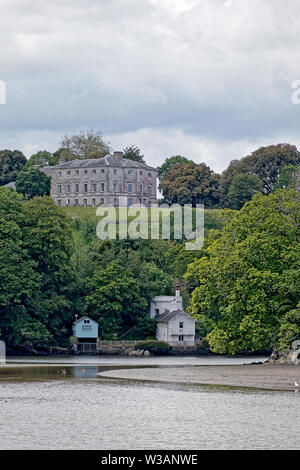 Sharpham House & al di sotto di essa la casa di balneazione (r) Foto Stock