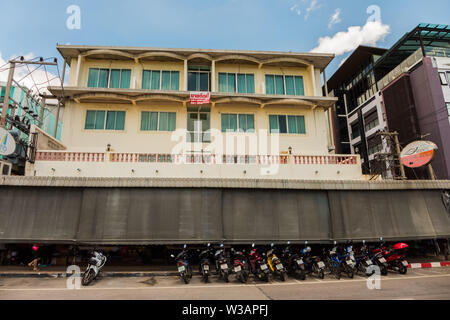 PATTAYA,THAILANDIA - Aprile 29,2019:Beachroad questo è un vuoto,vecchio hotel,che era in vendita.sul fondo è un piccolo mercato. Foto Stock