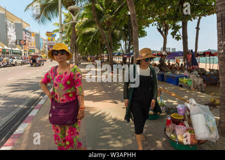 PATTAYA,THAILANDIA - Aprile 29,2019:Beachroad questa zona della città è un popolare punto di incontro per gruppi turistici provenienti dalla Cina. Foto Stock