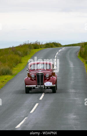 1937 30s pre-guerra Chevrolet coupé maroon a Scorton, Lancashire. Lancashire Car Club Rally Coast to Coast attraversa il canale di Bowland. 74 veicoli d'epoca, antichi classici, collezionabili, storici e storici lasciarono Morecambe dirigendosi verso un viaggio di attraversamento della contea attraverso il paesaggio del Lancashire. Foto Stock