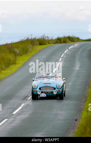 1966 Austin Healey 3000 MKIII a Scorton, Lancashire. Lancashire Car Club Rally Coast to Coast attraversa la valle di Bowland. I veicoli d'epoca, classici, da collezione, storici e storici lasciarono Morecambe in viaggio per attraversare la contea attraverso il paesaggio del Lancashire fino a Whitby. Un trekking di 170 miglia sopra il paesaggio ondulato come parte dei classici durante l'evento annuale del randello dell'automobile del giro. Foto Stock