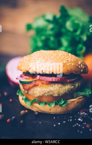 Hamburger Vegetariano (fatta in casa hamburger) con ceci cotoletta e verdure fresche. Concetto di Veg. Copia dello spazio. Foto Stock