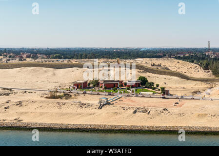 Ismailia, Egitto - 5 Novembre 2017: militare torre di avvistamento e degli edifici e sulla riva del Canale di Suez vicino a Ismailia, Egitto, Africa. Foto Stock