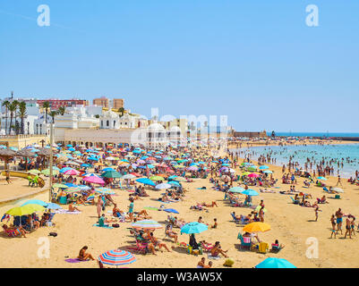 Cadiz, Spagna - 23 giugno 2019. Per coloro che godono di una tintarella in La Caleta Beach. Vista da Duque De Najera Avenue. Cadice. Andalusia, Spagna. Foto Stock