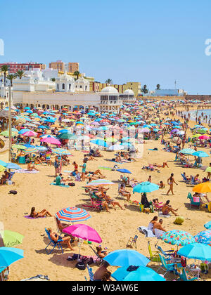 Cadiz, Spagna - 23 giugno 2019. Per coloro che godono di una tintarella in La Caleta Beach. Vista da Duque De Najera Avenue. Cadice. Andalusia, Spagna. Foto Stock