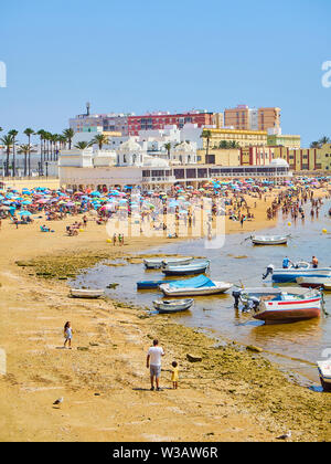 Cadiz, Spagna - 23 giugno 2019. Per coloro che godono di una tintarella in La Caleta Beach. Vista da Duque De Najera Avenue. Cadice. Andalusia, Spagna. Foto Stock