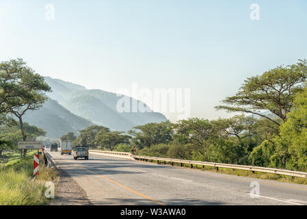 NELSPRUIT, SUD AFRICA - 3 Maggio 2019: il paesaggio sulla strada N4 tra Nelspruit e Malalane nel Mpumalanga Provincia. Veicoli e un ponte stradale sono Foto Stock