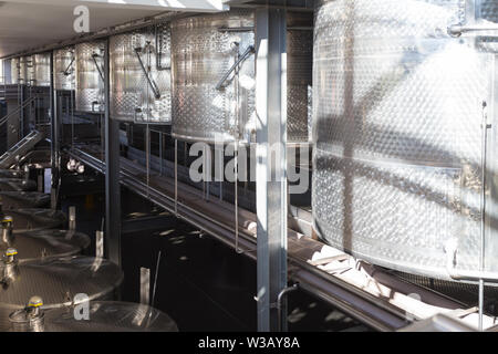 Enorme attività industriale o commerciale in vasche di acciaio inox o cisterne in una cantina a Stellenbosch, Cape Winelands, Sud Africa Foto Stock