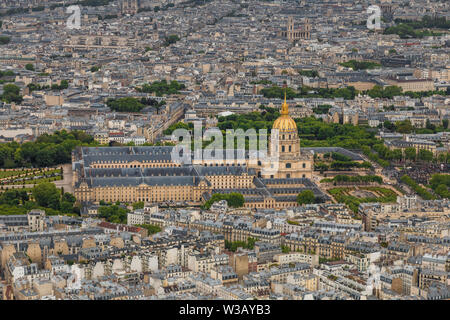 Perfetta vista aerea dell'Hôtel des Invalides a Parigi, un complesso di edifici che ospitano il Musée de l'Armée, il Musée des Plans-Reliefs, Musée Foto Stock