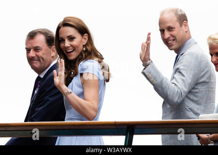 Londra, Regno Unito. 14 Luglio, 2019. Tennis: Grand Slam, Wimbledon, single, uomini, finali. Il boss del torneo Philip Brook (l-r), Kate, duchessa di Cambridge e il principe William Duca di Cambridge, arrivare a tutti England Lawn Tennis e Croquet Club il tredicesimo giorno del campionati di Wimbledon. Credito: Frank Molter/dpa/Alamy Live News Foto Stock