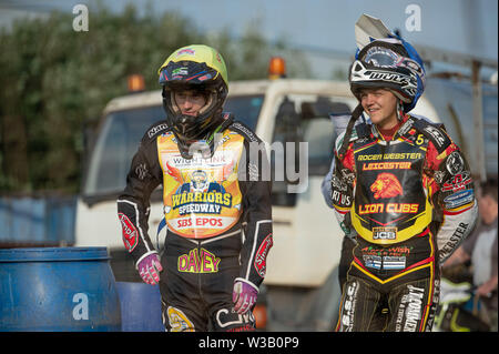 Loomer Rd, Newcastle und, UK. 13 Luglio, 2019. Stoke on Trent, 14 luglio Connor King (sinistra) e Luca Whitehead guarda il racing durante il Campionato Nazionale 4 Team del campionato a Stoke Speedway Stadium, Loomer Rd, Newcastle Under Lyne sabato 13 luglio 2019. (Credit: Ian Charles | MI News) Credito: MI News & Sport /Alamy Live News Foto Stock